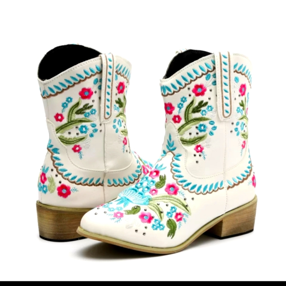 🌹 NWT Embroidered White Short Cowgirl Boots Vegan Leather. 41. 9.5